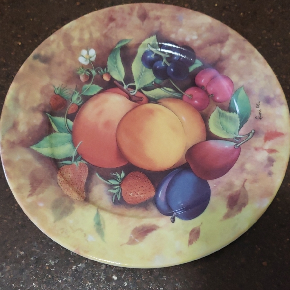 7 1/2" EMAIL DE LIMOGES Fruit Center Smooth Gold Trim Collectible Plate No Box.